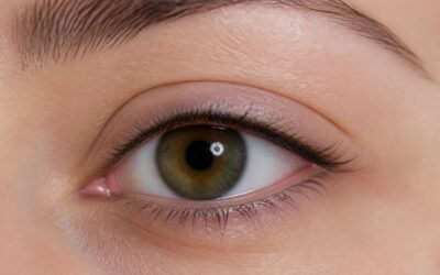 Create a natural permanent eyeliner thin line for daily polish